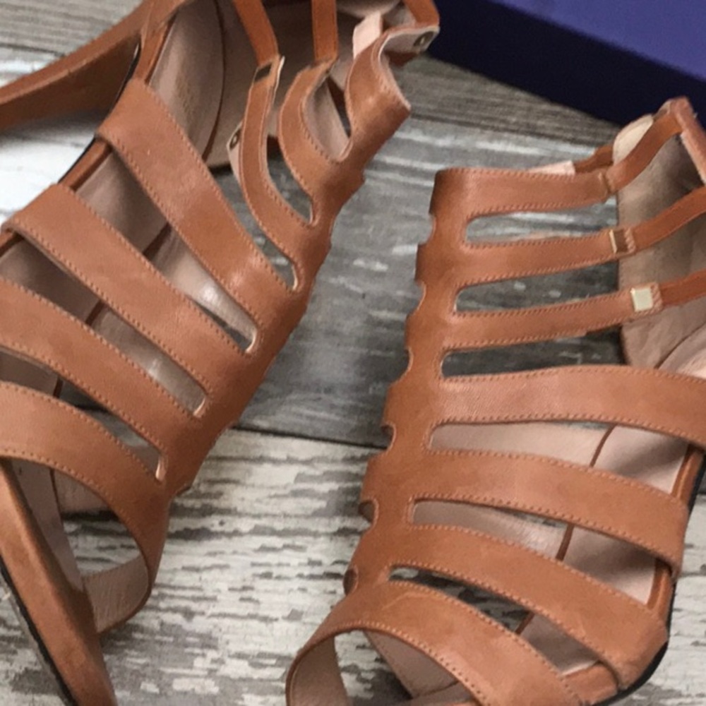 Stuart Weitzman Camel Heels - Picture 2 of 9